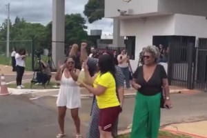 Manifestantes estouram champanhe na frente da sede da Polícia Federal após prisão preventiva de Bolsonaro 