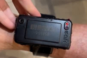 Tornozeleira eletrônica de Bolsonaro tinha marca de queimaduras e avarias. 