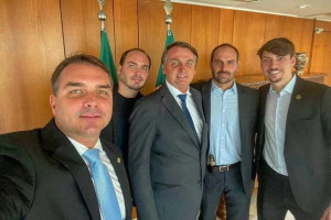 Jair Bolsonaro e os filhos.