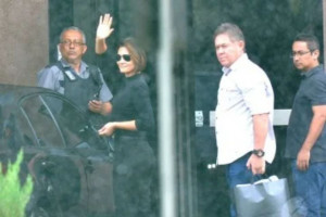 Aos gritos de "solta Bolsonaro", a ex-primeira-dama Michelle Bolsonaro chegou, neste domingo (23/11), à Superintendência da Polícia Federal (PF) do Distrito Federal (DF) para visitar o marido