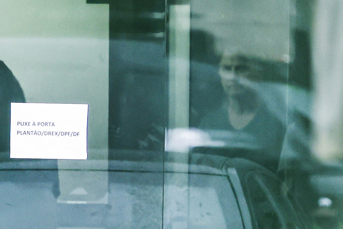 Bolsonaro na Superintendência da PF, onde está preso, recebe esposa Michelle. /Foto: Sergio Lima / AFP