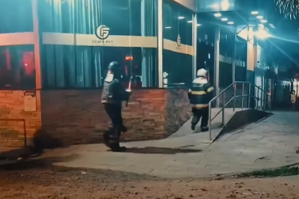 Moradores de áreas próximas relataram sentir um forte cheiro de fio queimado desde as primeiras horas do dia./Reprodução de vídeo