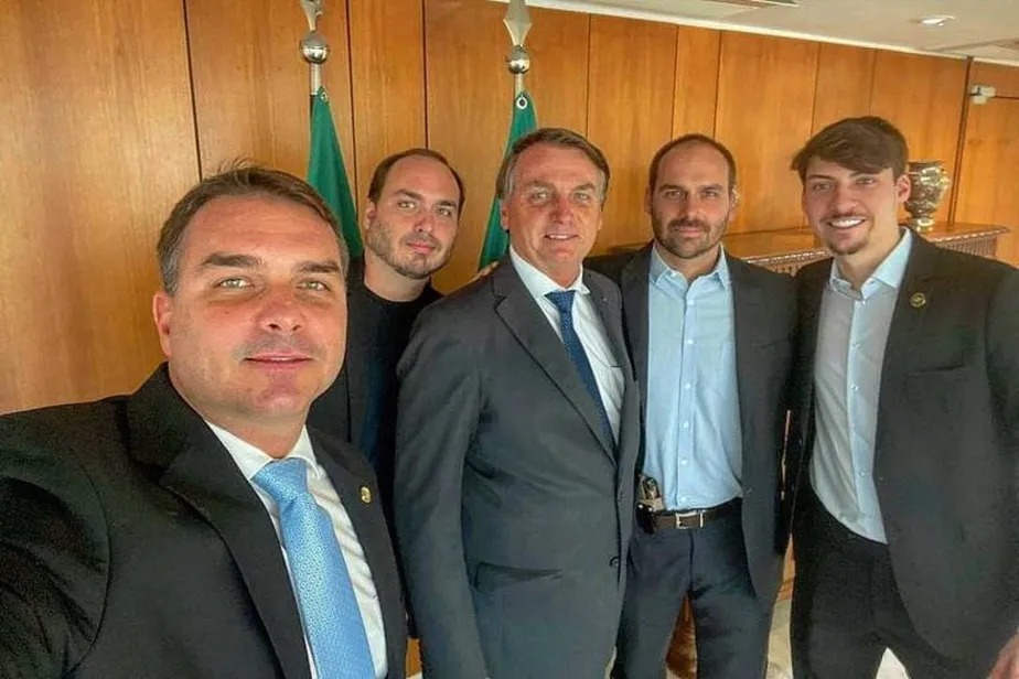 Jair Bolsonaro e os filhos./Foto: Reprodução