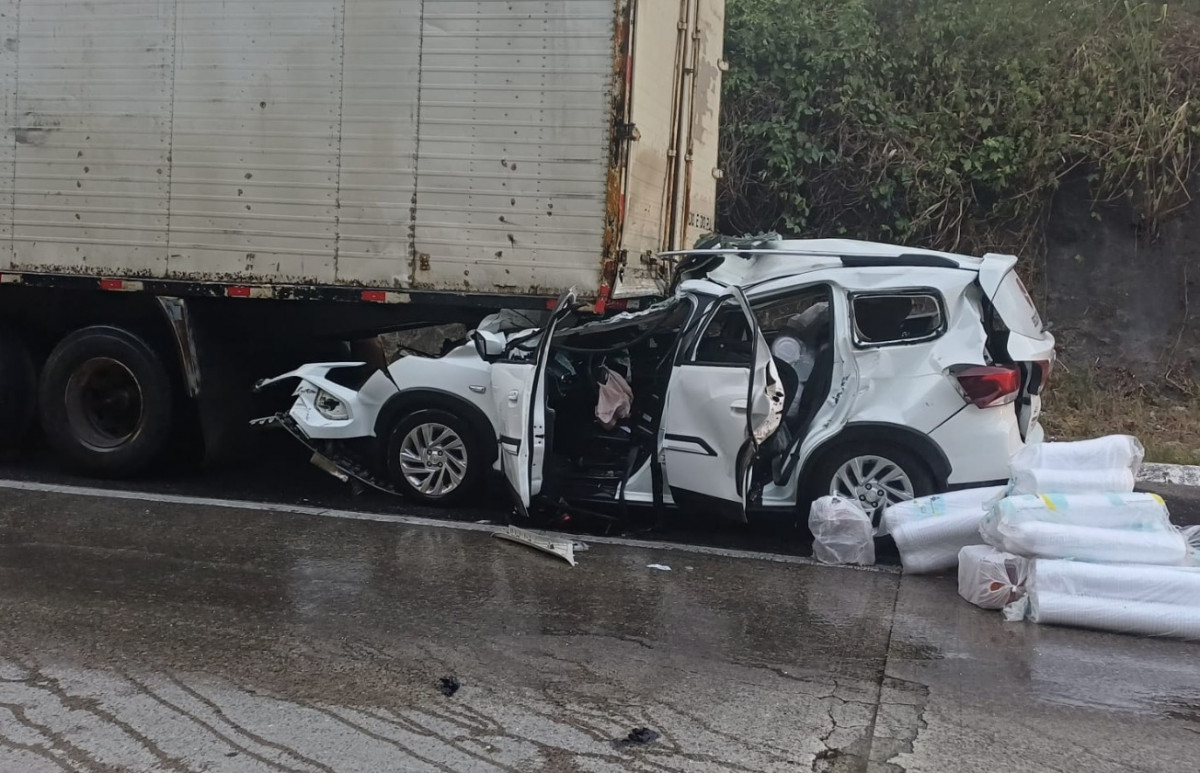 Carro bateu na parte traseira do caminhão./Foto: Divulgação/Polícia Rodoviária Federal