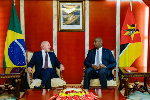 Presidente da República, Luiz Inácio Lula da Silva, durante reunião restrita com o Presidente da República de Moçambique, Daniel Francisco Chapo. Palácio Presidencial, Sala das Conversações – Maputo (Moçambique)
