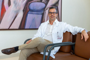 O médico André Souza explica que para que o "novo osso" se forme, é preciso estabilizar os fragmentos do osso operado