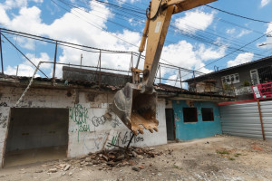 Máquinas começaram a demolir o antigo mercado de Camaragibe 