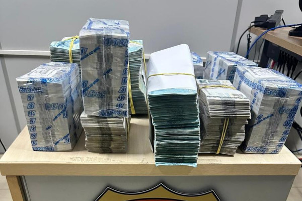 Os suspeitos, que não tiveram identidade ou idade reveladas, não comprovaram a origem lícita do dinheiro sacado, e foram presos em flagrante por lavagem de dinheiro.
/Foto: Divulgação/PF