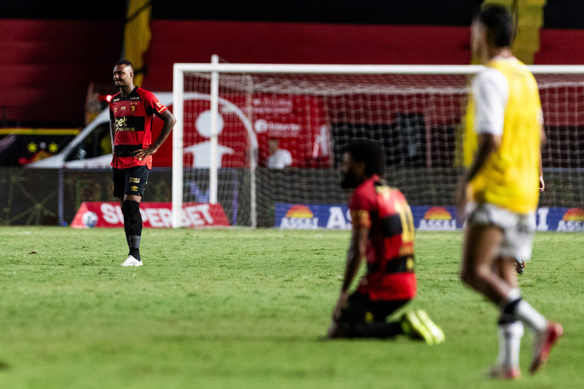  Recife, PE, 23/11/2025 - SPORT X VITORIA - Na noite deste domingo(23), a equipe do Sport recebeu a equipe do Vitoria pelo Campeonato Brasileiro da Serie A 2025 na Ilha do Retiro. Luan Candido. / Rafael Vieira