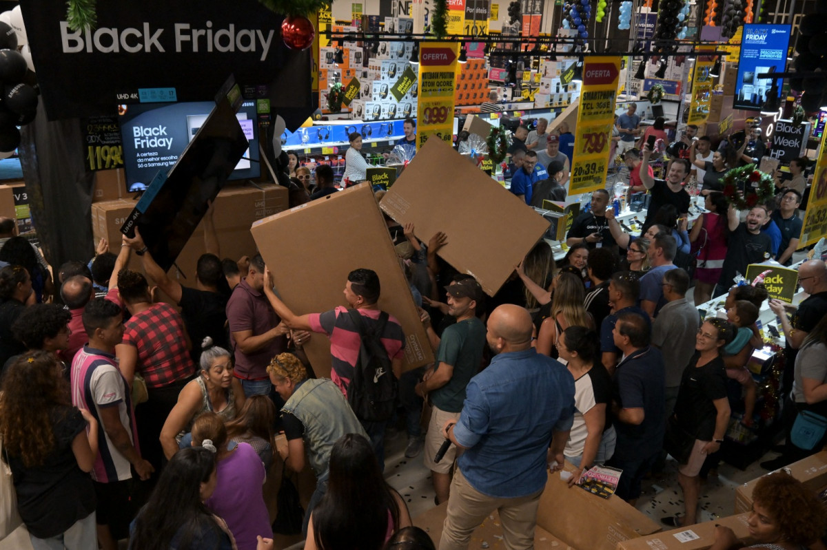A Black Friday inaugura a temporada natalina de vendas prometendo ofertas significativas de promoções no comércio/NELSON ALMEIDA/AFP