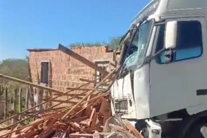 Carreta desgovernada atingiu casa em Sertânia