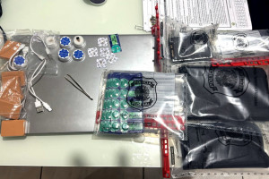 Materiais apreendidos pela PF em operação contra fraudes em concursos 