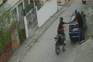 Policial à paisana reage a assalto e suspeito é baleado na Várzea, Zona Oeste do Recife; quatro pessoas foram presas