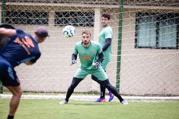 Goleiros Gabriel Vasconcelos e Ca&iacute;que Fran&ccedil;a durante treinamento do Sport no CT Jos&eacute; de Andrade M&eacute;dicis