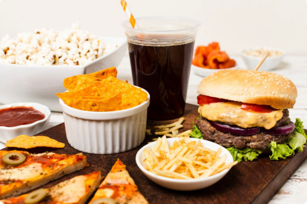 Os investigadores ainda alertaram que os UPFs são muitas vezes desenvolvidos somente visando à conveniência e o lucro, e não em prol da saúde. (Foto: freepik)