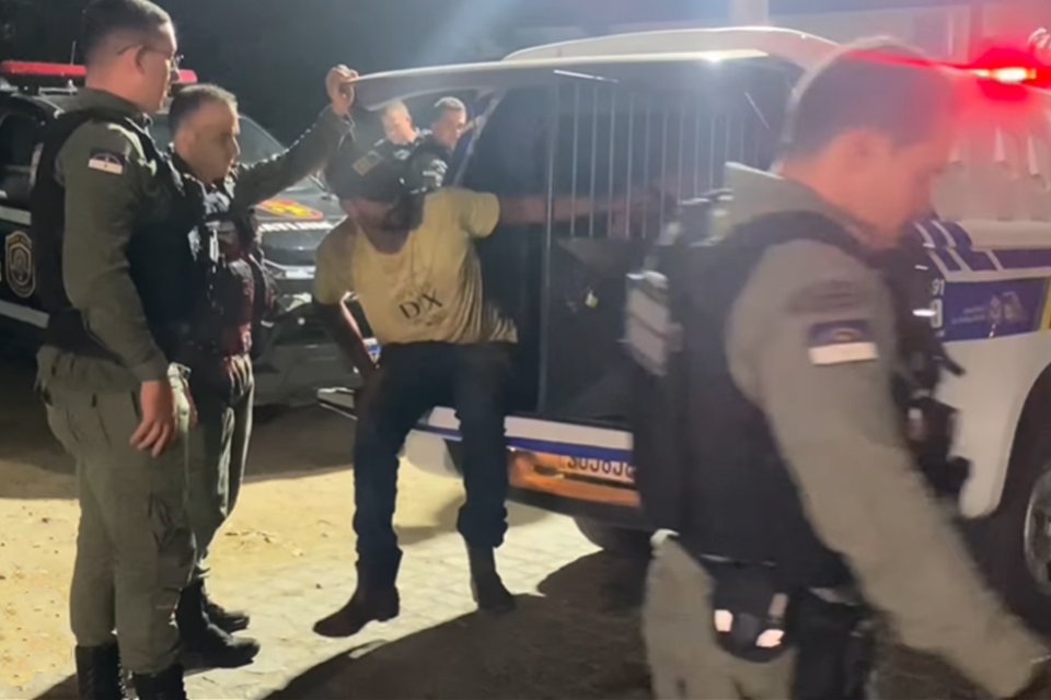 Cinco homens foram presos pelo 4º BPM de Caruaru. Grupo estava furtando os trilhos há três meses/REPRODUÇÃO/VÍDEO