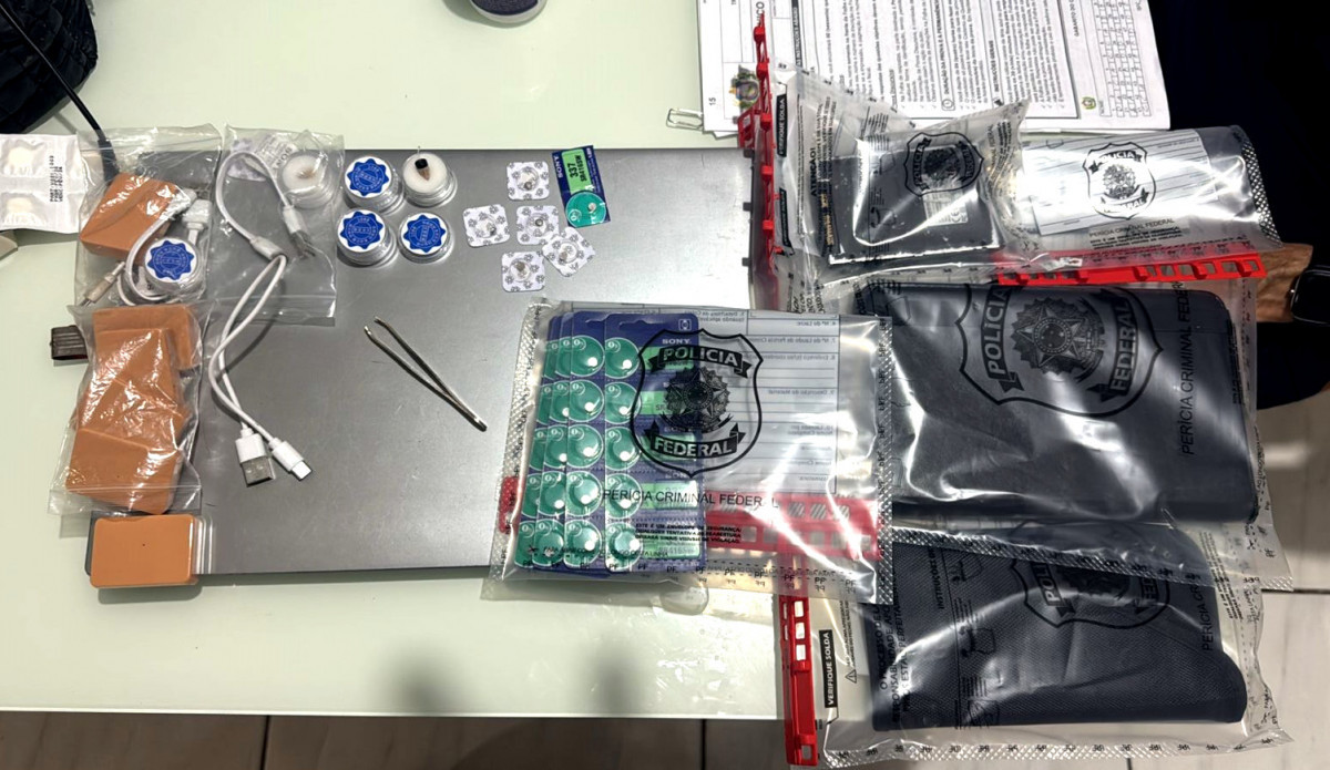 Materiais apreendidos pela PF em operação contra fraudes em concursos /Foto: Divulgação/PF