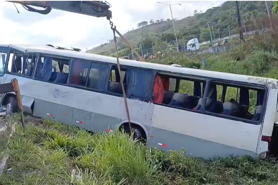 BR-232 tem faixa interditada para remoção de ônibus tombado em Bonança
/Ascom PRF