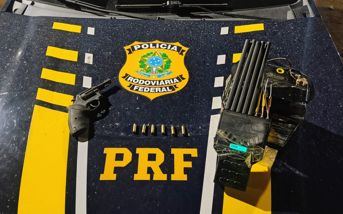 PRF prende dois homens após perseguição a carro roubado na BR-232, em Gravatá
 (Foto: Ascom PRF)