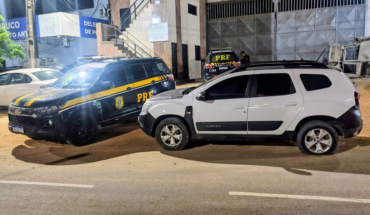 PRF prende dois homens após perseguição a carro roubado na BR-232, em Gravatá
/Foto: Ascom PRF