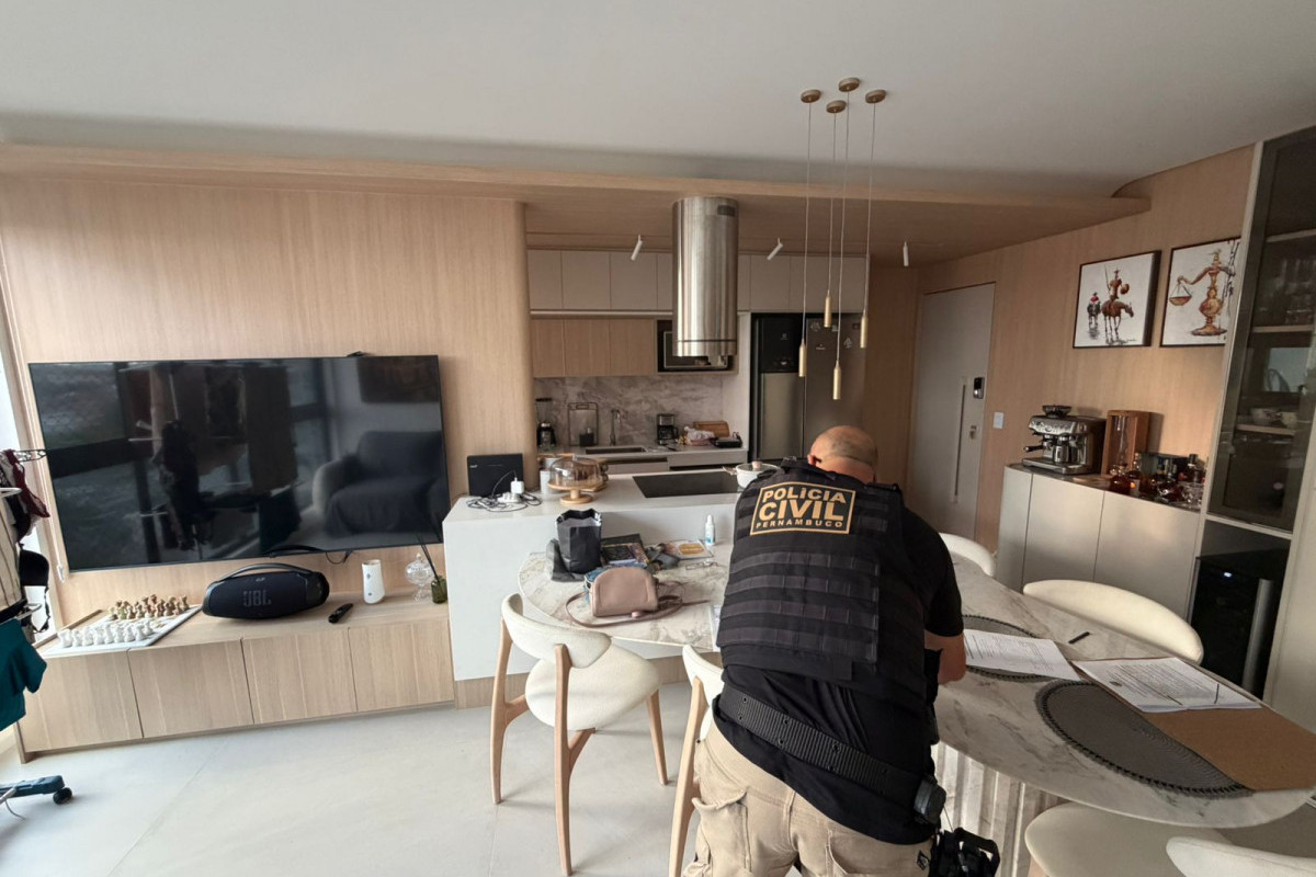 Agentes cumpriram mandados de busca e apreensão no Recife /Polícia Civil 