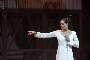 Atriz Virginia Cavendish vive a rainha escocesa Mary Stuart