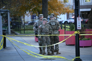 Agentes da lei isolam a área após um tiroteio no centro de Washington