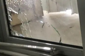 Vidro quebrado de janela atingida durante operação policial no Rio de Janeiro