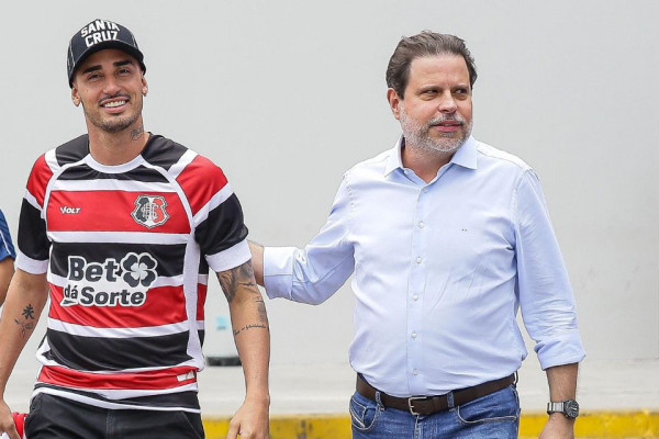 Thiago Galhardo, atacante do Santa Cruz e Bruno Rodrigues, presidente do Santa Cruz