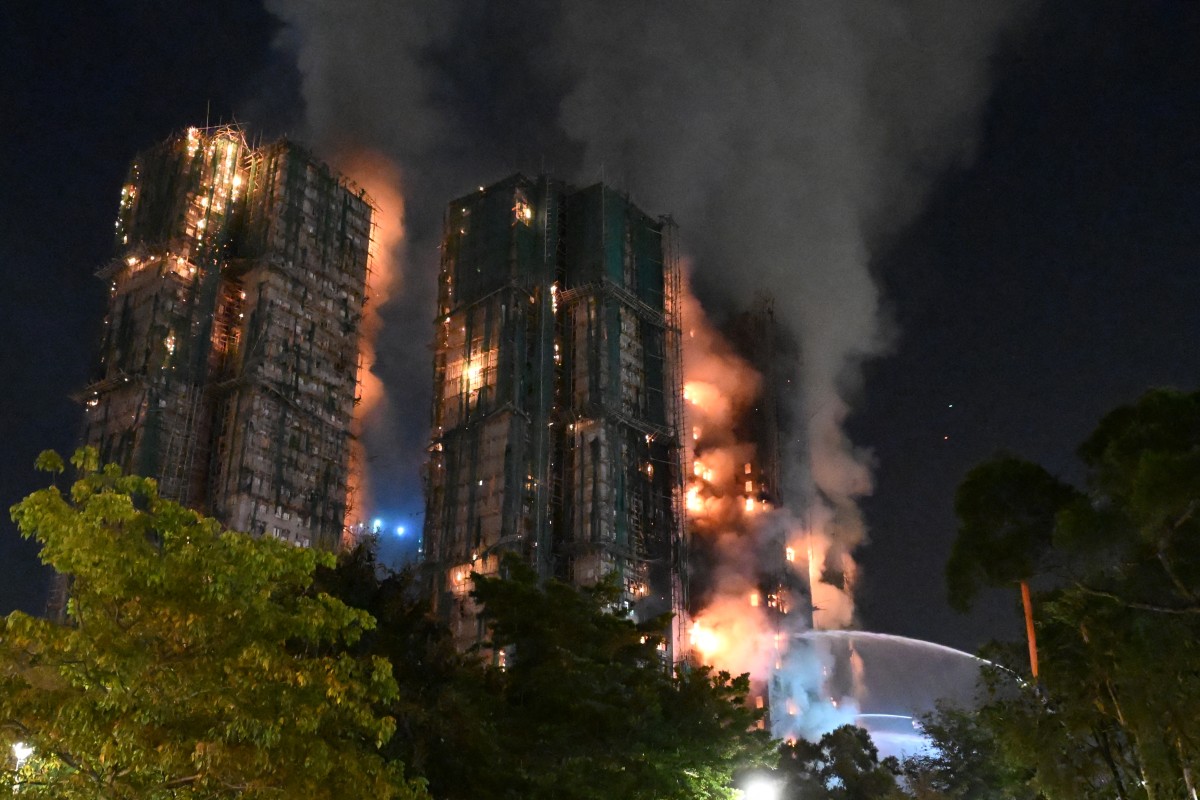 Incêndio em prédio residencial em Hong Kong /PETER PARKS / AFP