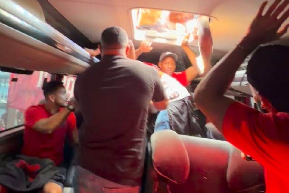 Invasão de torcedores do Flamengo ao ônibus da delegação do clube na tarde desta quarta-feira (26)/Reprodução/Redes Sociais