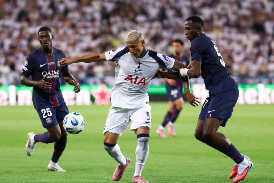 Jogo entre PSG e Tottenham pela Supercopa da Uefa/FRANCK FIFE / AFP