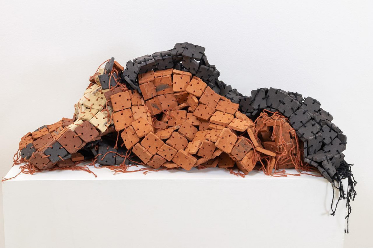 Artista explora o uso de cloro e carvão sobre tecido de algodão (Foto: Glrmo)