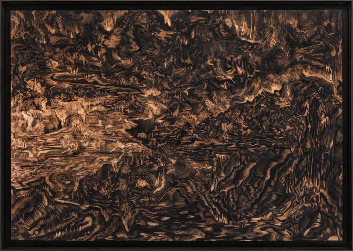 Artista explora o uso de cloro e carvão sobre tecido de algodão (Foto: Robson Lemos)