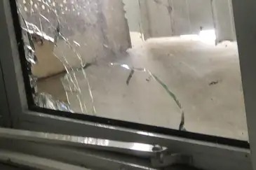 Vidro quebrado de janela atingida durante operação policial no Rio de Janeiro/Fogo Cruzado/Divulgação  