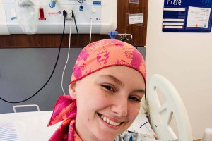 A influenciadora Isabel Veloso, conhecida por compartilhar sua rotina de tratamento contra um linfoma de Hodgkin, precisou ser internada na Unidade de Terapia Intensiva (UTI) e entubada