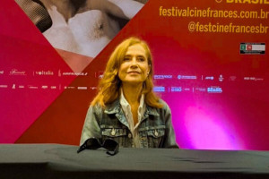Isabelle Huppert elogia o pernambucano Kleber Mendonça Filho
