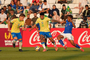 Seleção Brasileira sub-17 em partida contra a Itália no Mundial da categoria