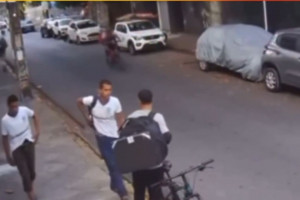 Adolescentes com farda de escola pública roubam bicicleta de entregador por aplicativo em Boa Viagem
