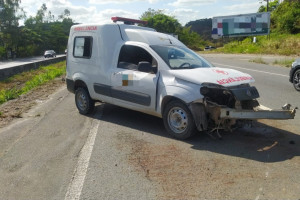Ambulância envolvida em acidente em Moreno ficou danificada