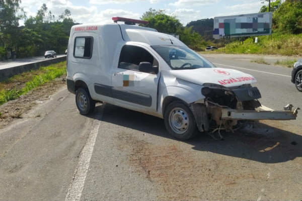 Ambulância envolvida em acidente em Moreno ficou danificada (Foto: PRF)