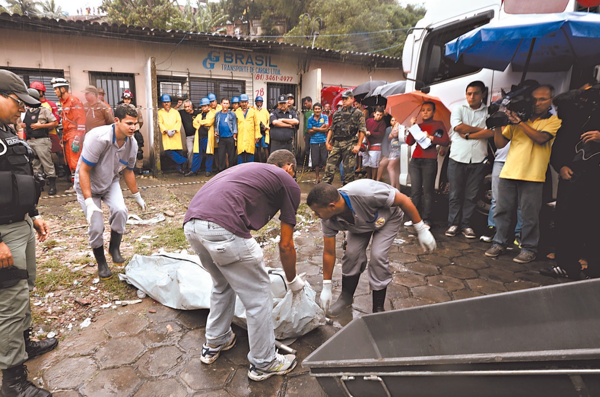 IML retira corpo de adolescente após deslizamento no Jordão./Foto: Teresa Maia/DP/D.A.Press