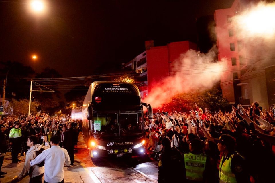 Torcida do Flamengo na recepção ao time em Lima, no Peru/Adriano Fontes / Flamengo