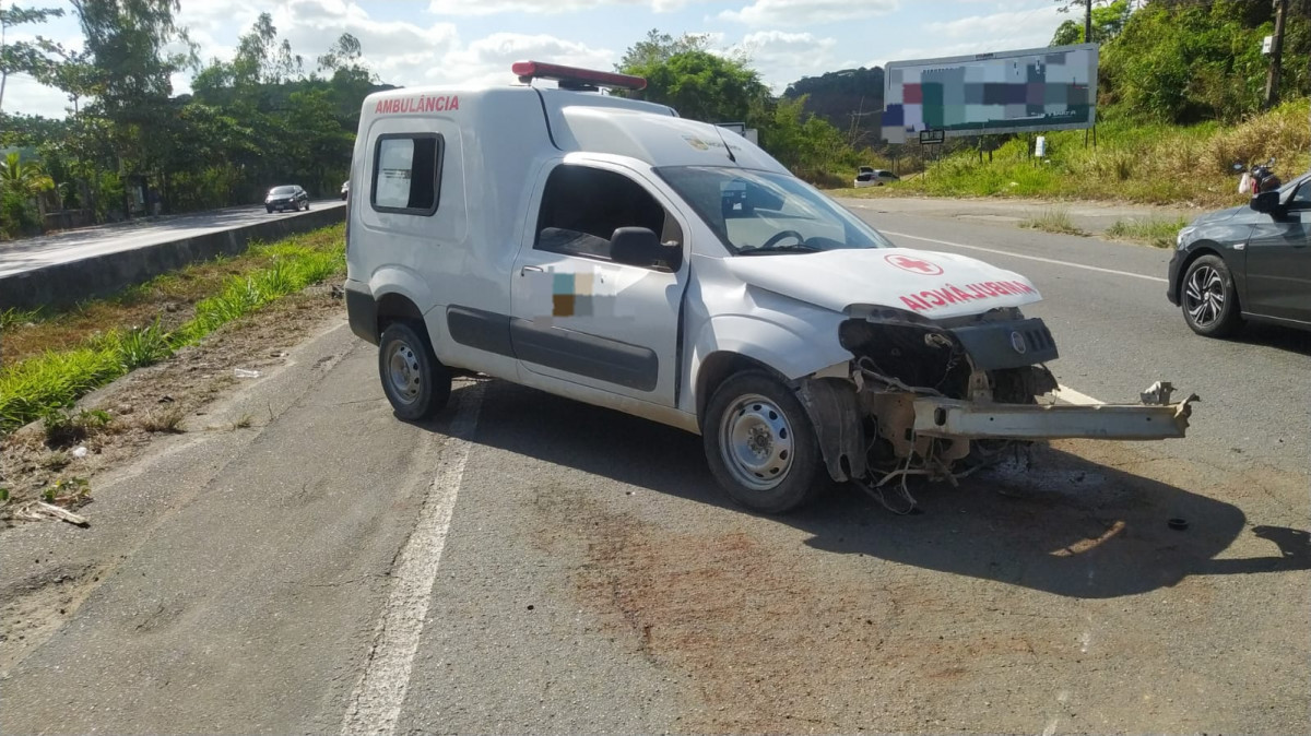 Ambulância envolvida em acidente em Moreno ficou danificada/Foto: PRF