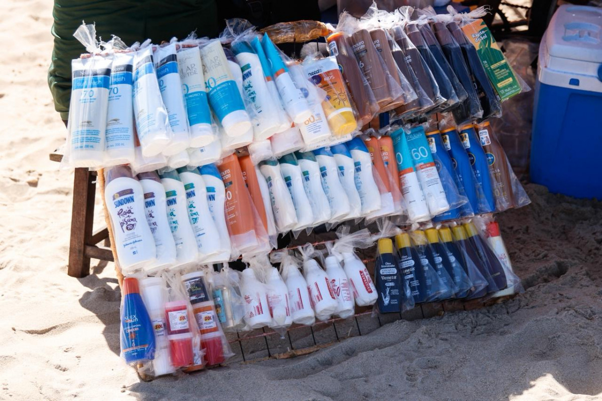 Protetores solares sem rótulos ou validade são riscos à saúde pública e médicos orientam uso apenas de itens aprovados pela Anvisa (Foto: Marina Torres/DP Foto)