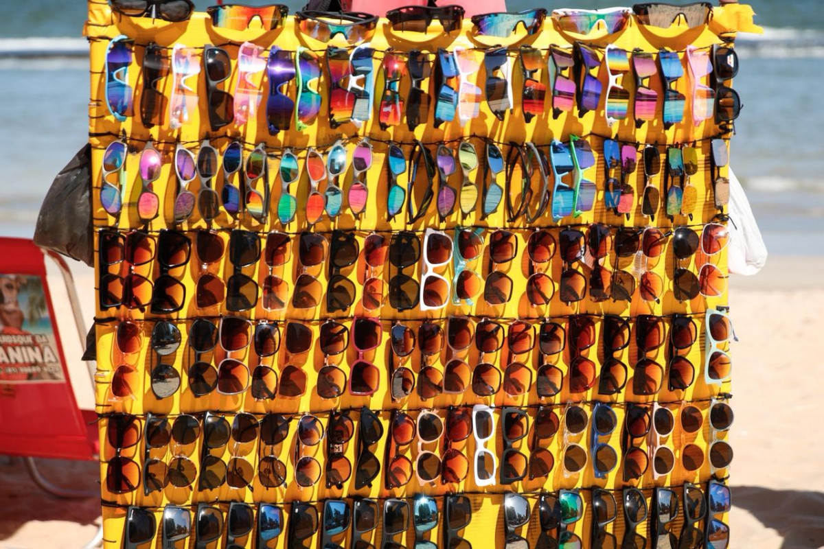 Oftalmologista recomenda compra de óculos solares que tenham proteção UV (Foto: Marina Torres/DP Foto)