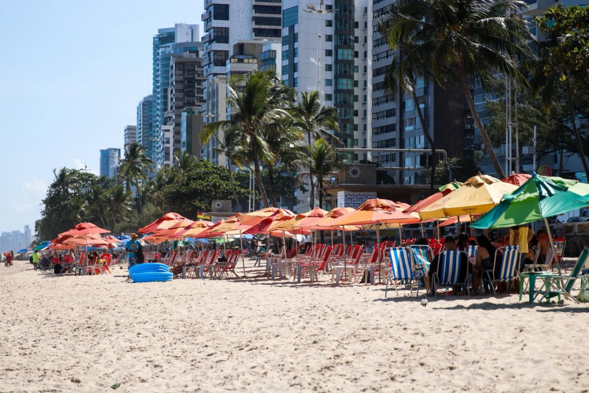 Praias são ponto de venda de produtos de procedência duvidosa no verão/Foto: Marina Torres/DP Foto