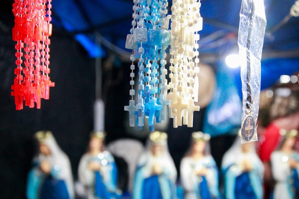 Terços comercializados na Festa do Morro (Foto: Crysli Viana/DP Foto)