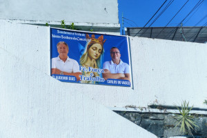 Banners de apoio a políticos no Morro da Conceição