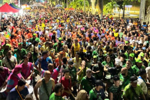 Milhares de pessoas acompanharam o Grande Cortejo de Samba, em Olinda, que teve a participação da Viradouro.